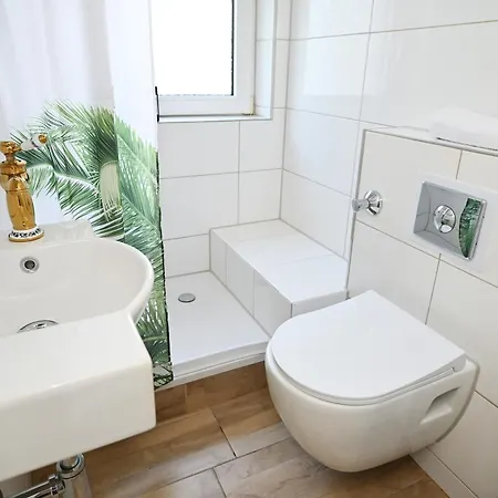 Ruhige, Warme Am Schlosspark Borbeck Gute Anbindung Ins Zentrum Wlan Parkplatz *